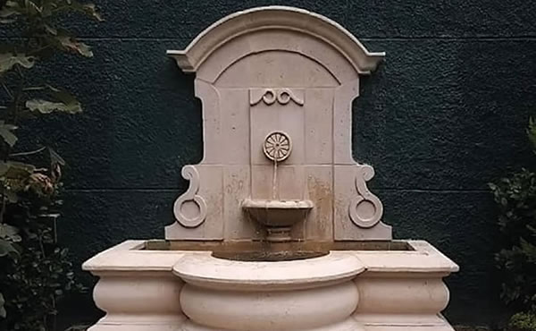 Elementos decorativos constru&iacute;dos en Piedra